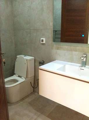 Appartement F4 non meublé Point E parking, ascenseur image 14