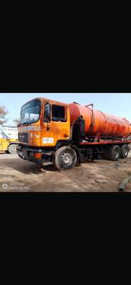 Renault camion citerne 6 roues orange liquide industriel image 2