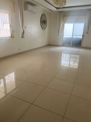 Belle villa vide F7 avec piscine à louer à Mermoz image 4