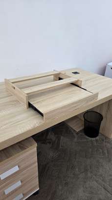 Bureau avec tirois+ compartiment pour clavier -très bon état image 8