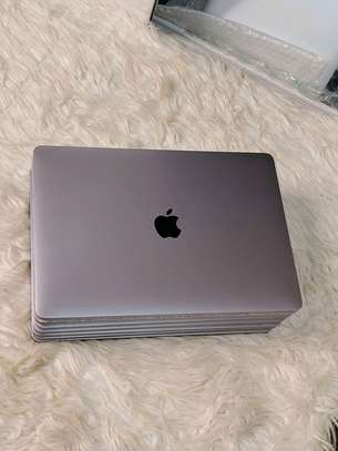 MacBook pro 2019 touch bar image 3