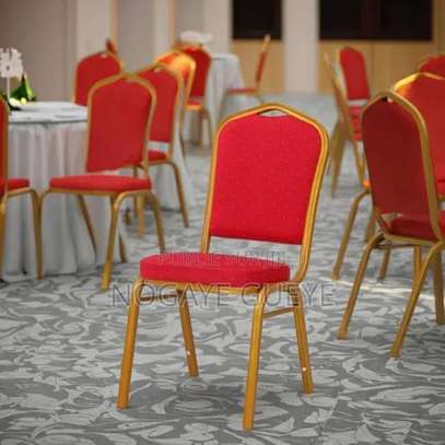 Chaise rouge métal doré rembourrée confort image 3