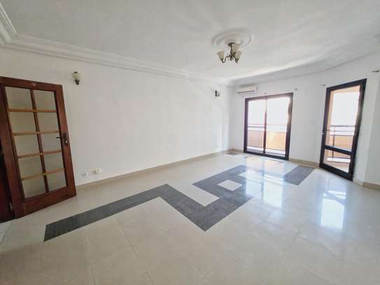 APPARTEMENT F4 SEMI MEUBLE  A LOUER A NGOR EN FACE DU STADE image 2