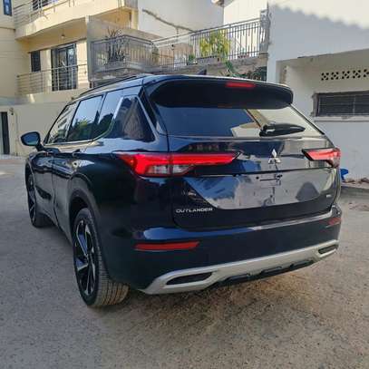 Mitsubishi Outlander SUV noir spacieux et sûr image 6