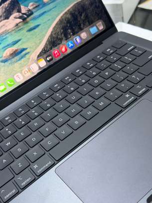 MacBook Pro 2025 M5 1To 24go ram image 3