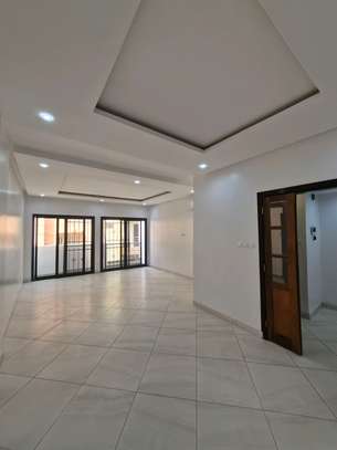 Appartement moderne de 2 chambres et salon à sacré cœur image 4