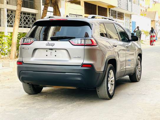 Jeep Cherokee image 4