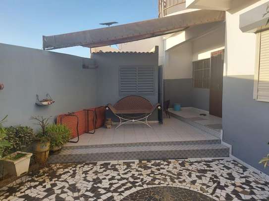 Villa R+1 à louer avec les meubles coté Ecole Mariama Niasse image 3