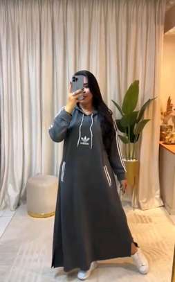 Robe longue sweat noire capuche poches confort image 2