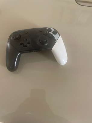 Nintendo Switch Pro manette noir et blanc avec jeu image 2