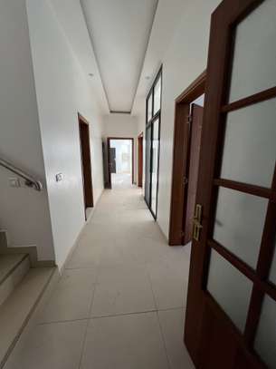 Maison individuelle moderne avec balcon et garage à Dakar image 2