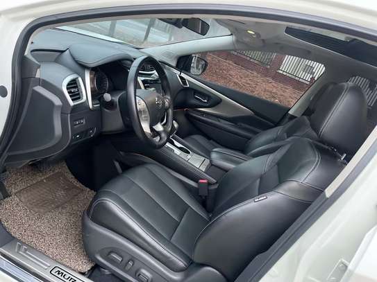 Nissan SUV 5 portes blanc automatique confortable image 6