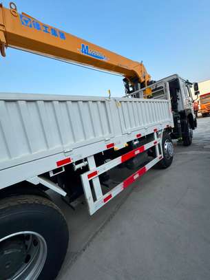 Camion grue SINOTRUK HOWO 8×4 image 5