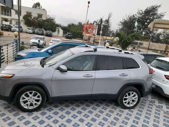 Jeep Cherokee image 3
