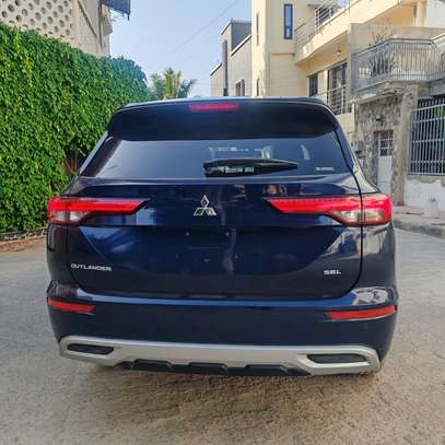 Mitsubishi Outlander SUV noir spacieux et sûr image 3