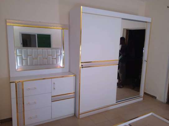 Ensemble lit armoire et commode blanche avec miroir doré image 2