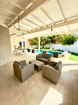 Villa de standing avec piscine privée image 2