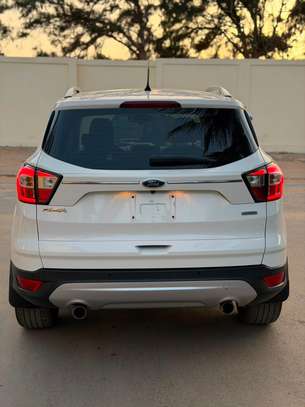 Ford SCAPE SUV blanche espace  polyvalent image 3