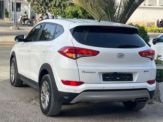 Hyundia Tucson image 7