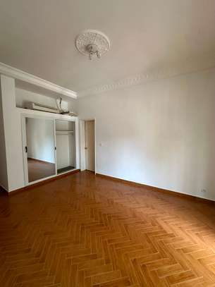 Salon spacieux parquet clair avec balcon lumineux image 6