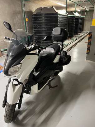 Yamaha XMAX 250 image 2