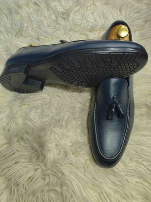 Mocassins cuir pompons confort élégant image 4