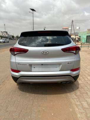 Hyundai Tucson SUV blanc spacieux polyvalent image 6