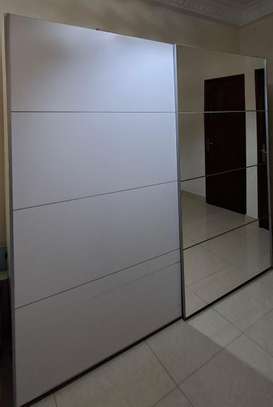 Grande armoire de rangement en bon état image 3
