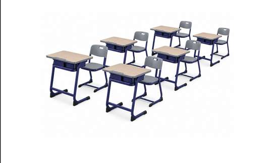Table individuelle avec chaise  et dossier en plastique image 2