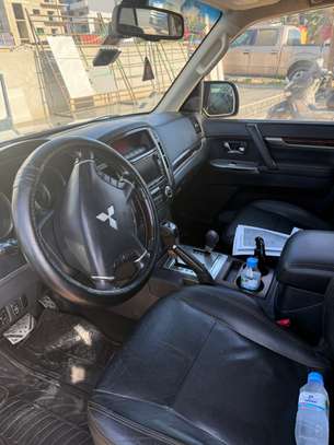 Mitsubishi pagero image 2