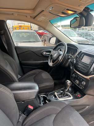 Jeep Cherokee image 4