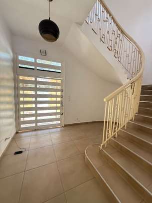 Villa 5 chambres à louer au Point E image 3