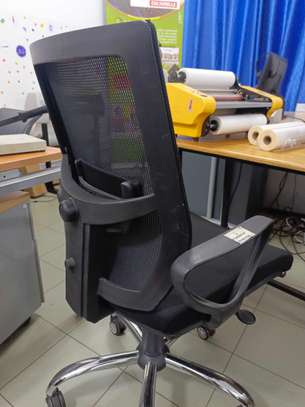Chaise de bureau ergonomique noire en maille respirante image 2