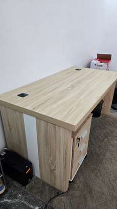Bureau avec tirois+ compartiment pour clavier -très bon état image 6