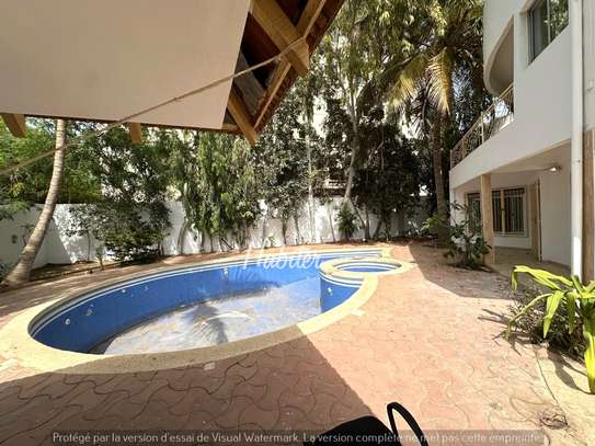 Villa de 750m2 à louer aux Almadies image 2