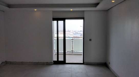 Appartement a louer en ville ( Av Djily Mbaye) vue sur mer image 3