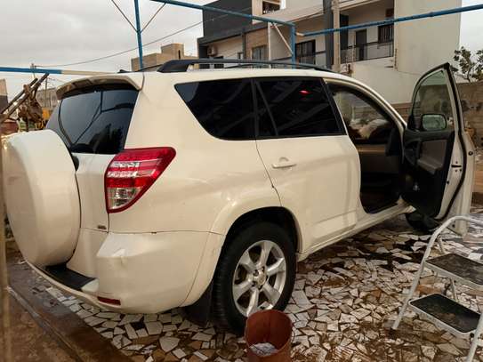 Ndiaye Maana vend un véhicule Toyota RAV4 2012 image 4