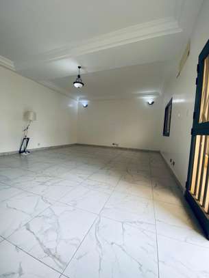 Appartement moderne à la Sicap Foire image 3