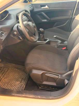 Peugeot image 8