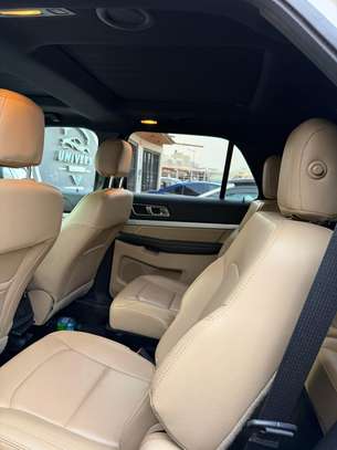 Ford Explorer XLT AWD image 10