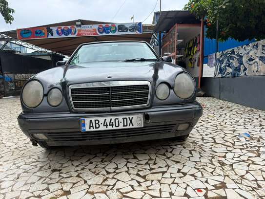 Mercedes benz e 200 image 2