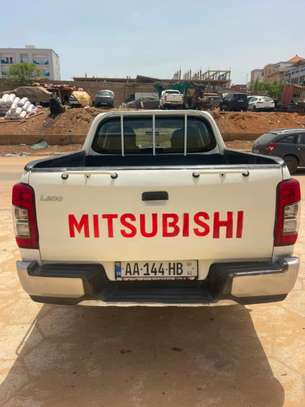 Mitsubishi L200 image 9