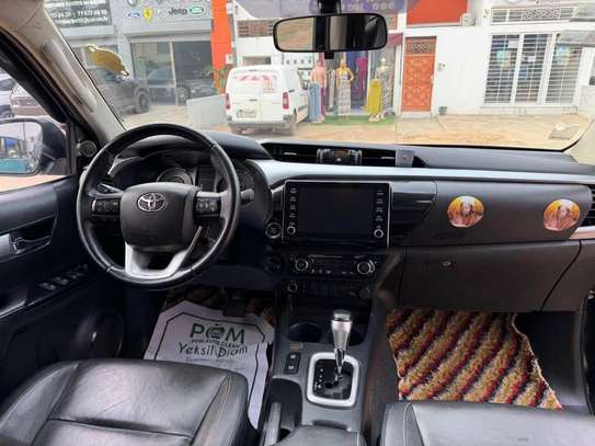 Toyota Hilux 2021 noir SUV pick-up pare-buffle image 9