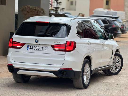 BMW X5 SUV blanc spacieux et performant image 12