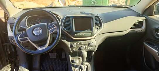 Jeep Cherokee image 5
