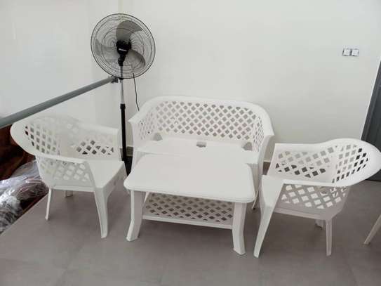 Salon jardin plastique blanc 4 places + table image 2