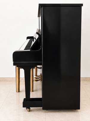 Piano droit noir brillant avec banc image 4