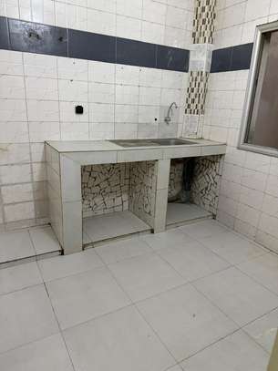 2 chambres salon Petit Mbao image 6