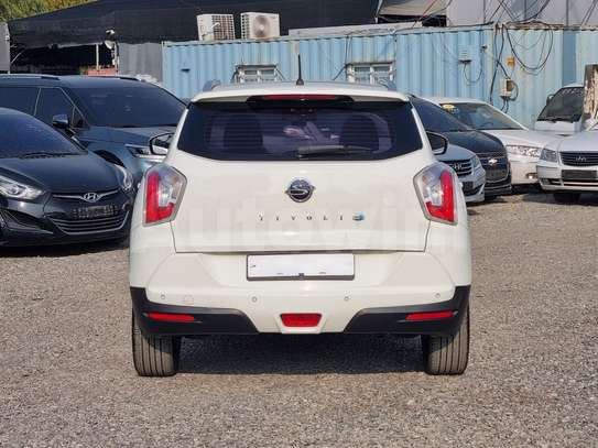 SsangYong Tivoli SUV compact blanc jantes alliage image 3
