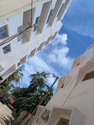 Immeuble R+6 à louer aux almadies image 2